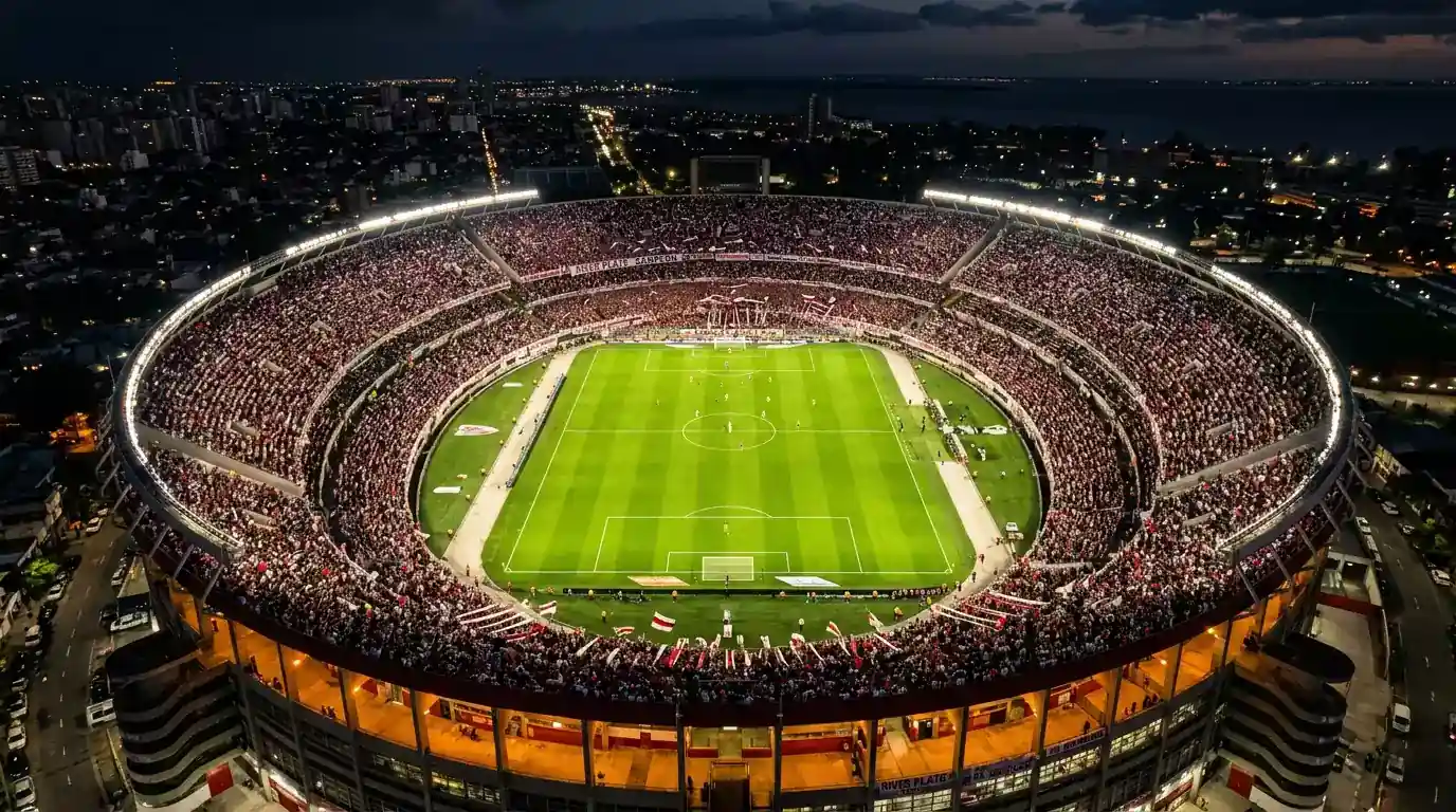 Estadio de fútbol argentino en día de partido, campo iluminado